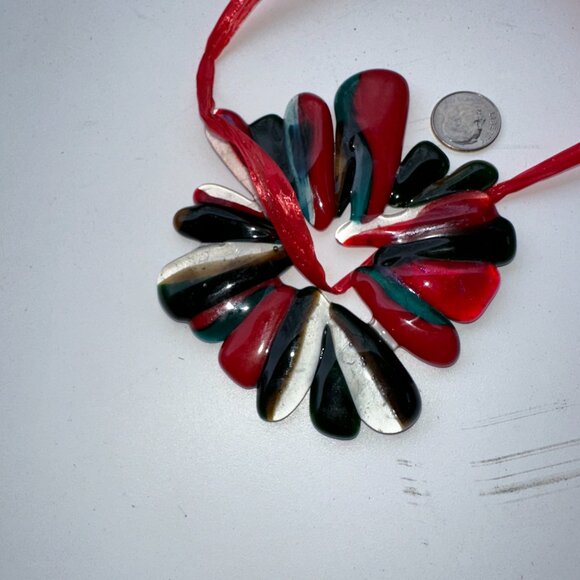 #9308 RED CLEAR BLACK WREATH ORNAMENT / WINDOW SUNCATCHER - Picture 11 of 11